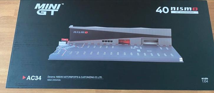 Mini gt nismo diorama, Hobby en Vrije tijd, Modelauto's | Overige schalen, Nieuw, Auto, Ophalen of Verzenden