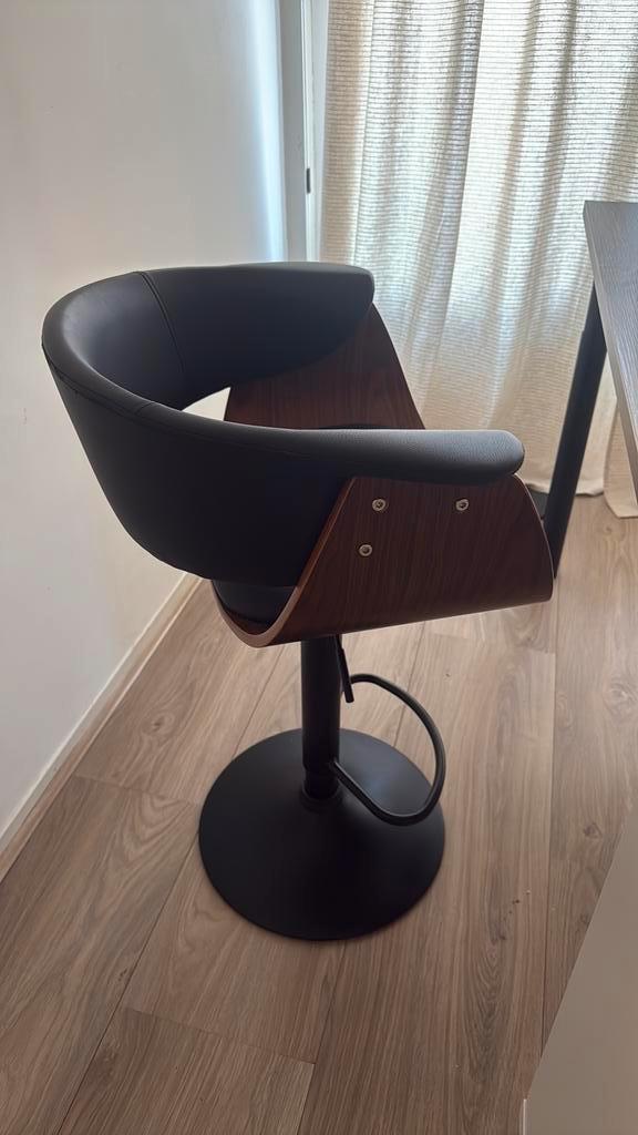 2 barstoelen walnoot-zwart, Huis en Inrichting, Barkrukken, Zo goed als nieuw, 60 tot 90 cm, 2 krukken, In hoogte verstelbaar