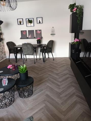 Te koop eethoek met 3 stoelen beschikbaar voor biedingen