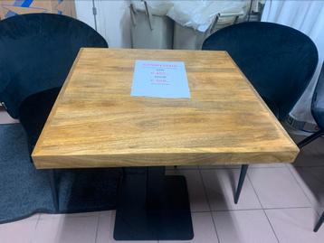 Mango tafel met twee stoelen beschikbaar voor biedingen