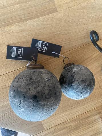 2 decoratieve kerstballen van PTMD beschikbaar voor biedingen