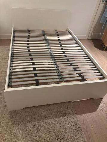 Ikea Malm: Wit bedframe met lattenbodem - Twijfelaar 140x200 - afbeelding 1