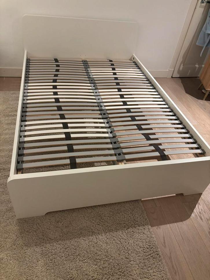 Ikea Malm: Wit bedframe met lattenbodem - Twijfelaar 140x200, Huis en Inrichting, Slaapkamer | Bedden, Zo goed als nieuw, Tweepersoons