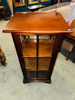 Klassieke vitrinekast met glas aan elke zijde, Ophalen