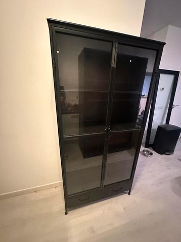Zwarte metalen (vitrine)kast met lades beschikbaar voor biedingen