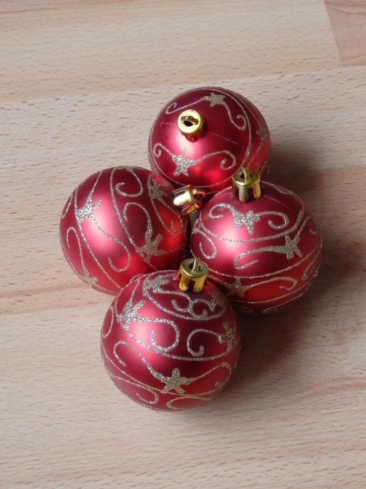 4 rode kerstballen met goudkleurige versiering, Diversen, Kerst, Gebruikt, Ophalen