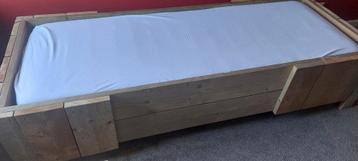 Steigerhouten peuterbed met kast. 70x200 beschikbaar voor biedingen