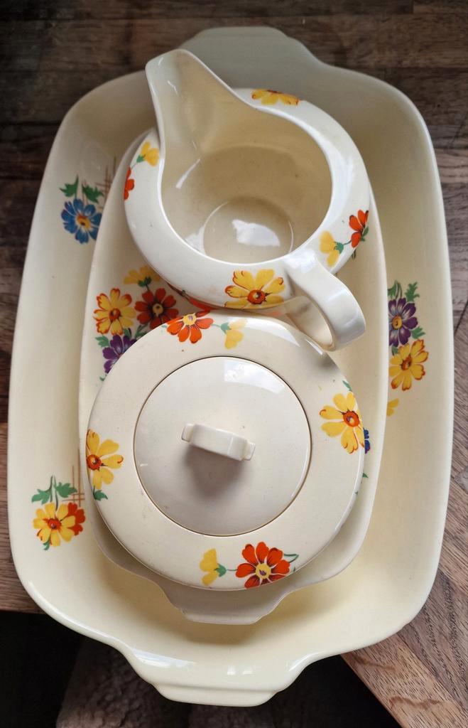 Vintage aardewerk servies met bloemmotief, Antiek en Kunst, Antiek | Keramiek en Aardewerk, Ophalen of Verzenden