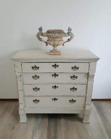 Antieke brocante ladenkast in de oude verf kast chiffoniere. beschikbaar voor biedingen