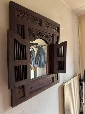 Handgesneden houten spiegel met luikjes beschikbaar voor biedingen