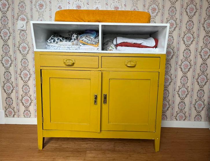 Vintage commode okergeel en wit geverfd, Kinderen en Baby's, Kinderkamer | Commodes en Kasten, Zo goed als nieuw, 90 tot 105 cm