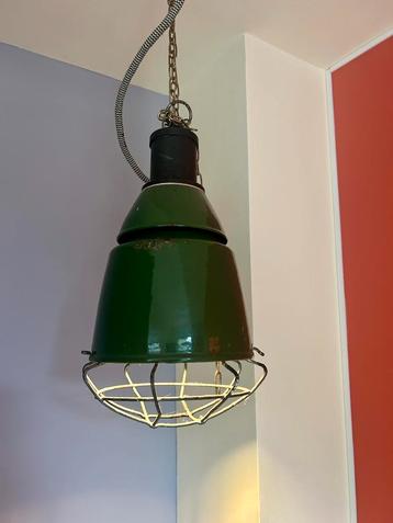 Originele industriële hanglamp. Vintage groene fabriekslamp beschikbaar voor biedingen