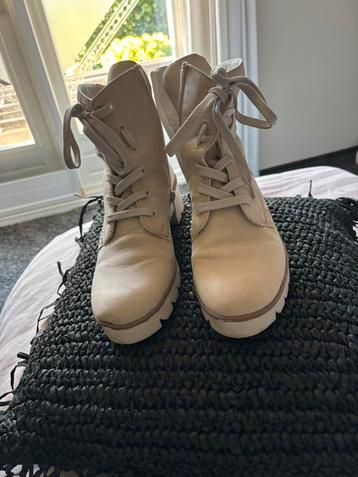 Bijna zo goed als nieuwe laarsjes roomwit. beschikbaar voor biedingen