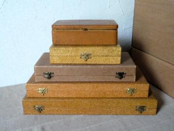 5 Stapeldoosjes beschikbaar voor biedingen