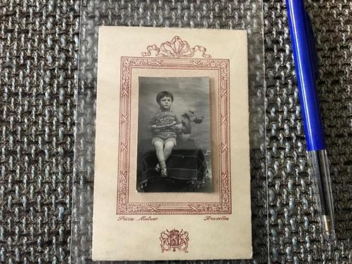 Oude foto op karton Kleine jongen met blikken speelgoed boot, Verzamelen, Foto's en Prenten, Gebruikt, Foto, Kind, Voor 1940, Ophalen of Verzenden