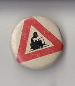 Verkeersbord blikken broche, Verzamelen, Gebruikt, Niet vindbaar, Niet vindbaar, Speldje of Pin
