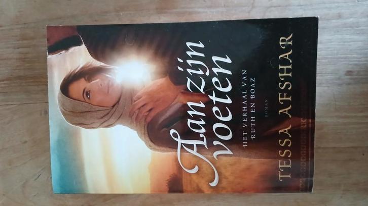 Tessa Afshar - Aan zijn voeten, Boeken, Literatuur, Zo goed als nieuw, Nederland, Ophalen of Verzenden