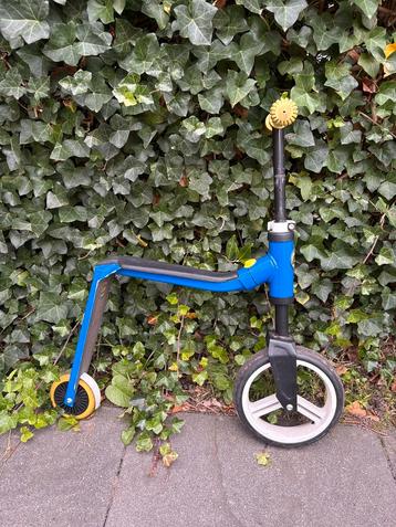 Fiets en step in een beschikbaar voor biedingen