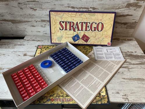 Stratego met vlaggen op doos [s84], Hobby en Vrije tijd, Gezelschapsspellen | Bordspellen, Zo goed als nieuw, Ophalen of Verzenden