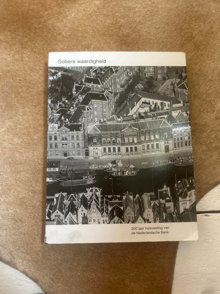 Boek: Sobere waardigheid - 200 jaar huisvesting DNB, Ophalen of Verzenden, 20e eeuw of later, Gelezen
