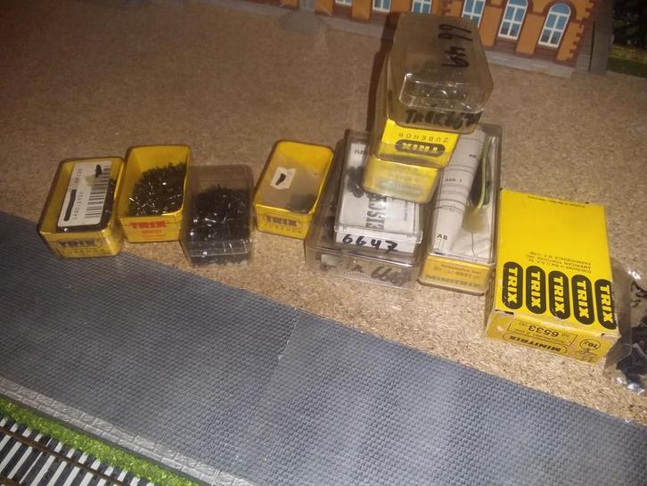 Minitrix voorraad
66537 3x doosjes railspijkers 5 euro per d, Hobby en Vrije tijd, Modeltreinen | N-Spoor, Nieuw, Rails, Gelijkstroom