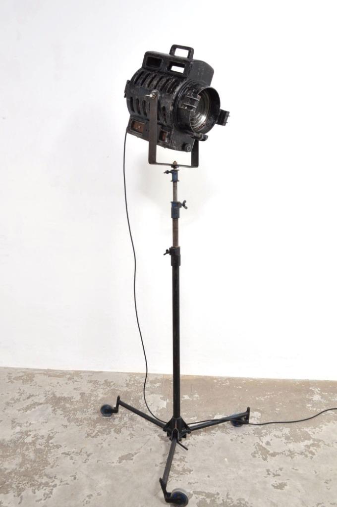 Vintage industriële vloerlamp spot theaterspot op statief, Huis en Inrichting, Lampen | Vloerlampen, Gebruikt, Ophalen of Verzenden