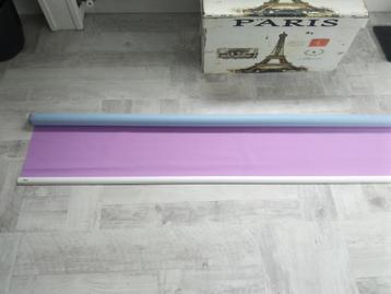 Paars rolgordijn, breed 2,93 meter, gordijn zelf 2,89 meter beschikbaar voor biedingen