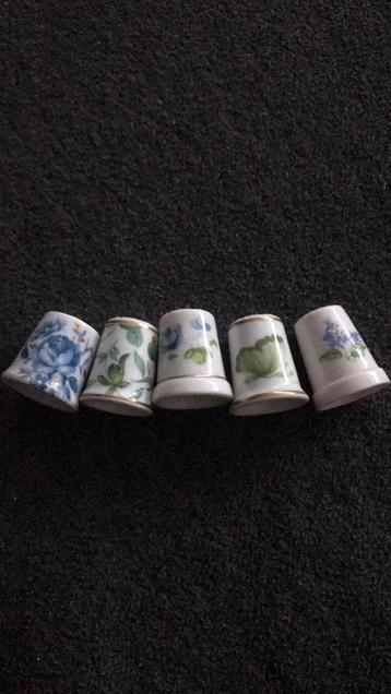 5 blauw-witte en groen-witte vingerhoedjes beschikbaar voor biedingen