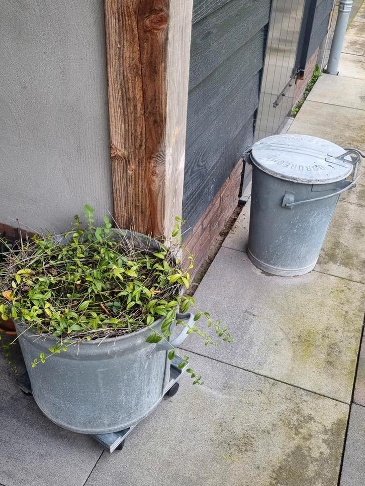 2 Mooie vintage verzinkte emmers met deksel. Ophalen 39,- €., Tuin en Terras, Bloembakken en Plantenbakken, Gebruikt, Metaal, Binnen