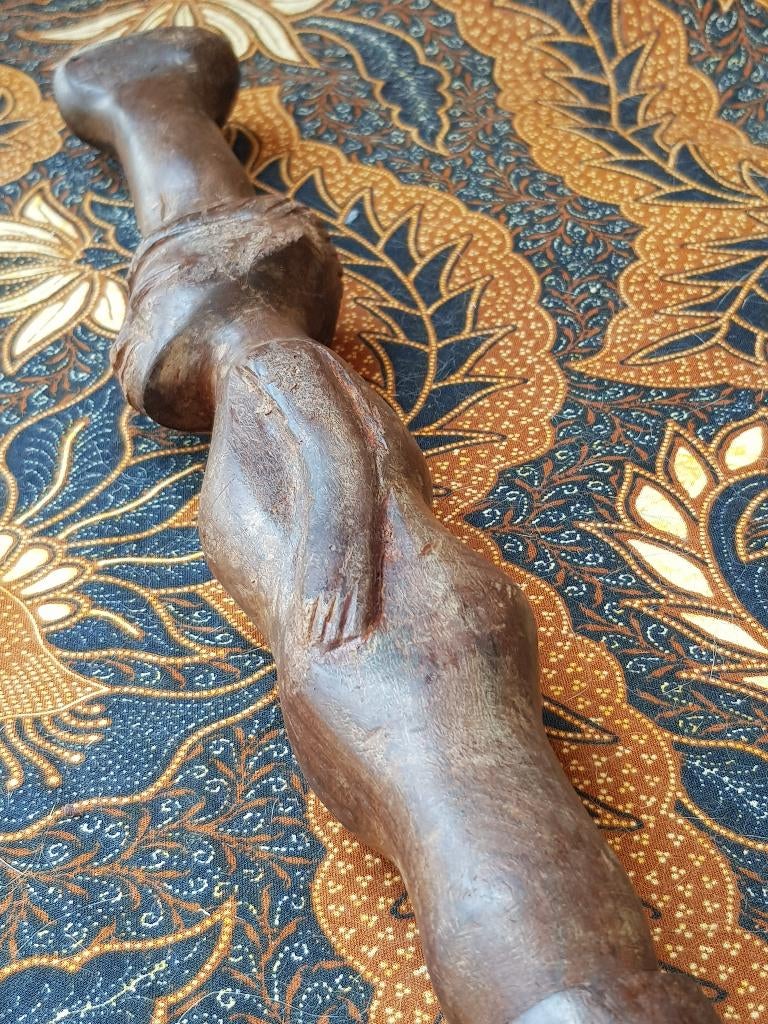 Mooie oude wandelstok uit Afrika van mahoniehout 92,5 cm., Antiek en Kunst, Antiek | Woonaccessoires, Ophalen of Verzenden