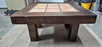 Robuuste houten salontafel met tegels beschikbaar voor biedingen