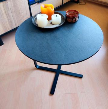 Mooie keramieke bijzettafel beschikbaar voor biedingen