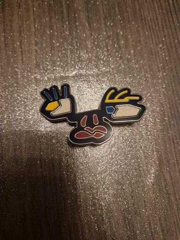 BTS - Faces brooch beschikbaar voor biedingen