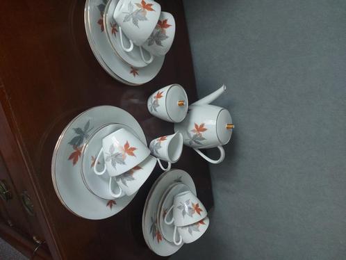 6 persoons retro ontbijtservies met grijs en oranje blad, Antiek en Kunst, Antiek | Servies compleet, Ophalen of Verzenden