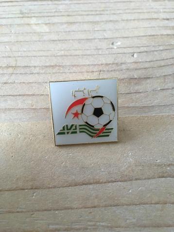 Voetbal pin / speldje  beschikbaar voor biedingen