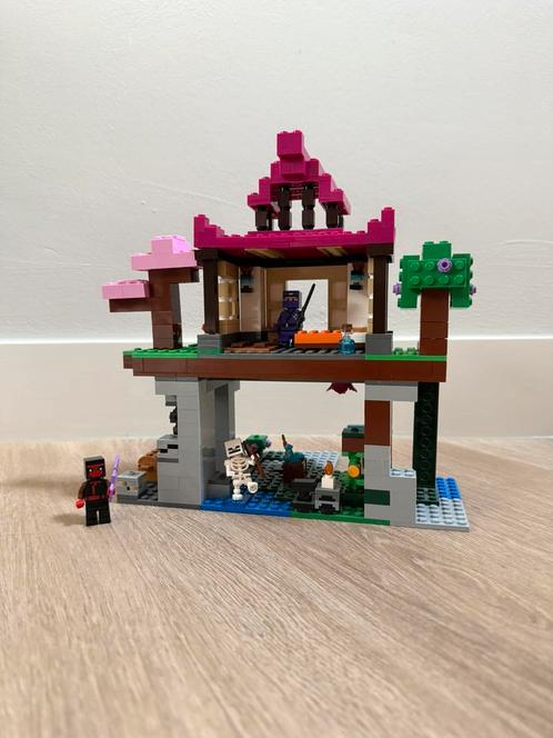 LEGO Minecraft 21183 – Het Trainingskamp, Kinderen en Baby's, Speelgoed | Duplo en Lego, Zo goed als nieuw, Ophalen of Verzenden