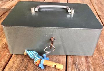 VINTAGE GELDKISTJE MET SLEUTEL beschikbaar voor biedingen