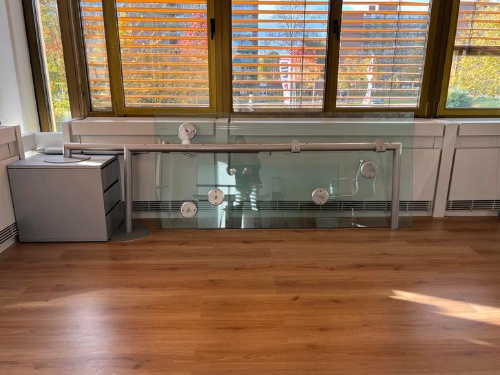 Glazen Bureau met ladekast.  Onderstel is metaal, Huis en Inrichting, Tafelonderdelen, Zo goed als nieuw, Tafelblad, 150 tot 200 cm