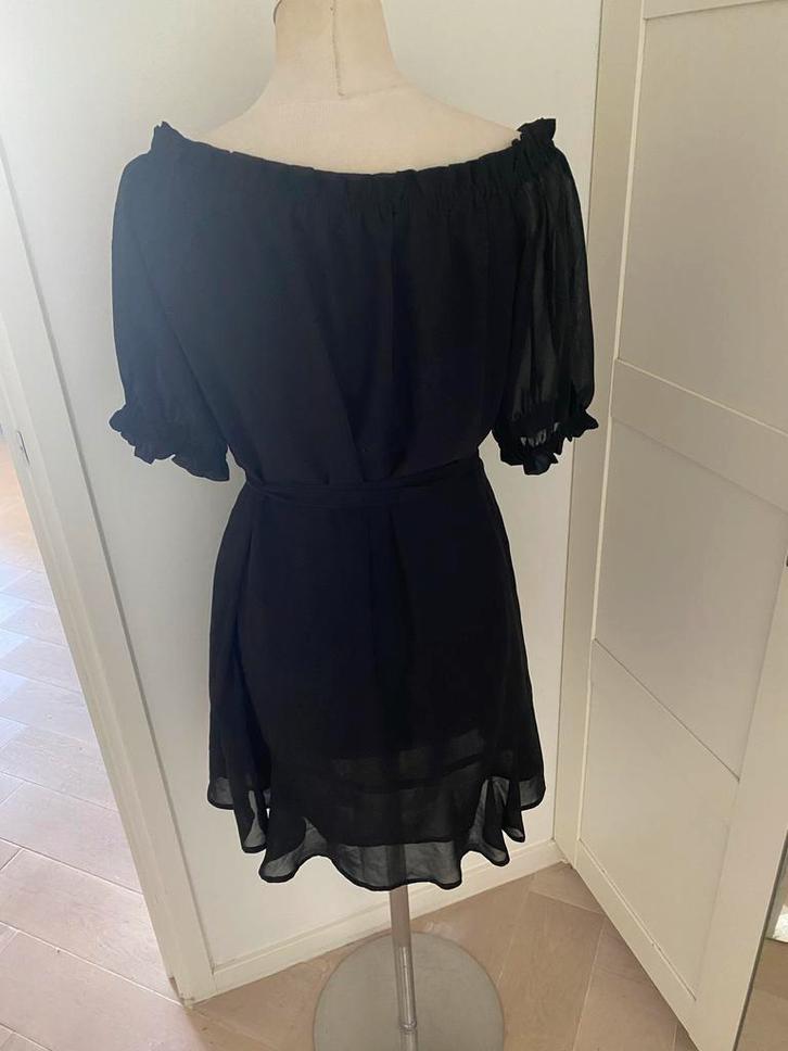 Zwarte NA-KD off-shoulder jurk, maat 42/44 (L), Kleding | Dames, Jurken, Gedragen, Maat 42/44 (L), Zwart, Boven de knie, Ophalen of Verzenden