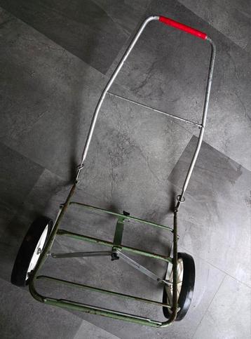 Robuuste metalen transportkar viskar met wielen.
 beschikbaar voor biedingen