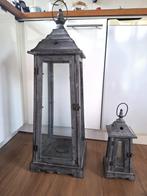 2 houten lantaarns antiekgrijs hoogte 90 en 37 cm, Ophalen, 75 cm of meer, Grijs, Kandelaar