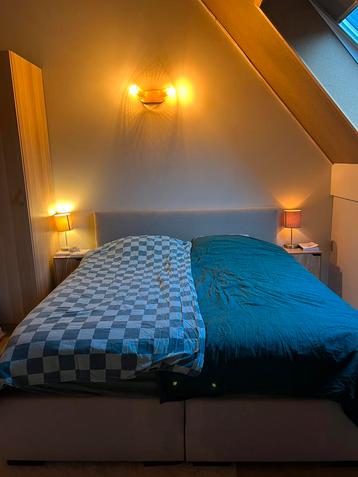 Beige tweepersoons boxspring beschikbaar voor biedingen