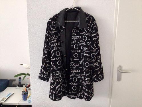 Jas met Gucci motief, Kleding | Dames, Jassen | Zomer, Zo goed als nieuw, Maat 42/44 (L), Zwart, Ophalen of Verzenden