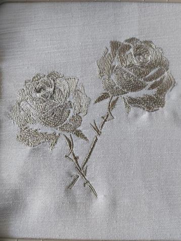 Mooie Crêpe Stof met Geborduurde Rozen beschikbaar voor biedingen