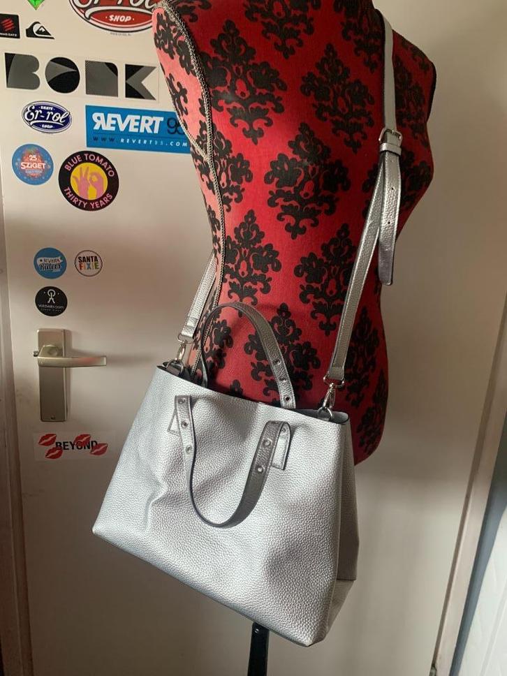 Zilverkleurig dames schoudertas(nr.14 D4), Sieraden, Tassen en Uiterlijk, Tassen | Damestassen, Gebruikt, Schoudertasje, Overige kleuren