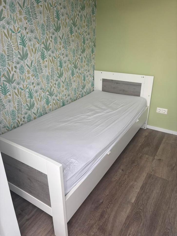 Meegroeibed + kast, Huis en Inrichting, Slaapkamer | Bedden, Zo goed als nieuw, Eenpersoons, 90 cm, 200 cm, Hout, Wit, Verstelbaar