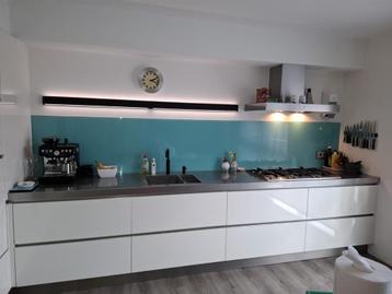 Complete Siematic keuken in Ĺ-Vorm hoogglans wit greeploos!! beschikbaar voor biedingen