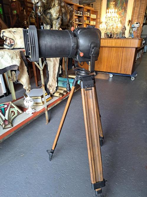 Zeer mooie theater spot of lamp op houten statief top items, Antiek en Kunst, Antiek | Lampen, Ophalen