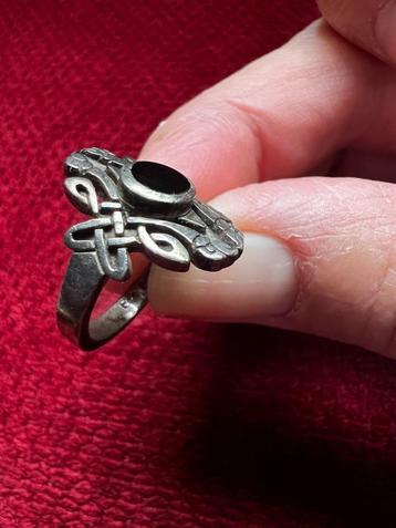 zilveren pinkring met steen beschikbaar voor biedingen