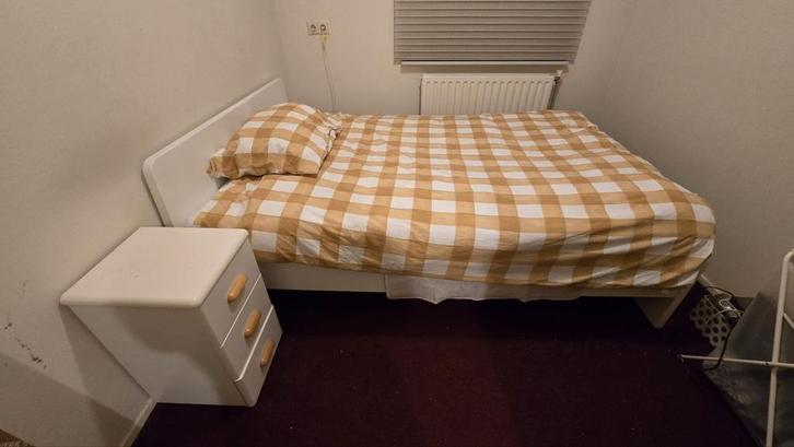 GRATIS - Ikea tweepersoons bed met matras en nachtkastje, Huis en Inrichting, Slaapkamer | Bedden, Gebruikt, Tweepersoons, 160 cm